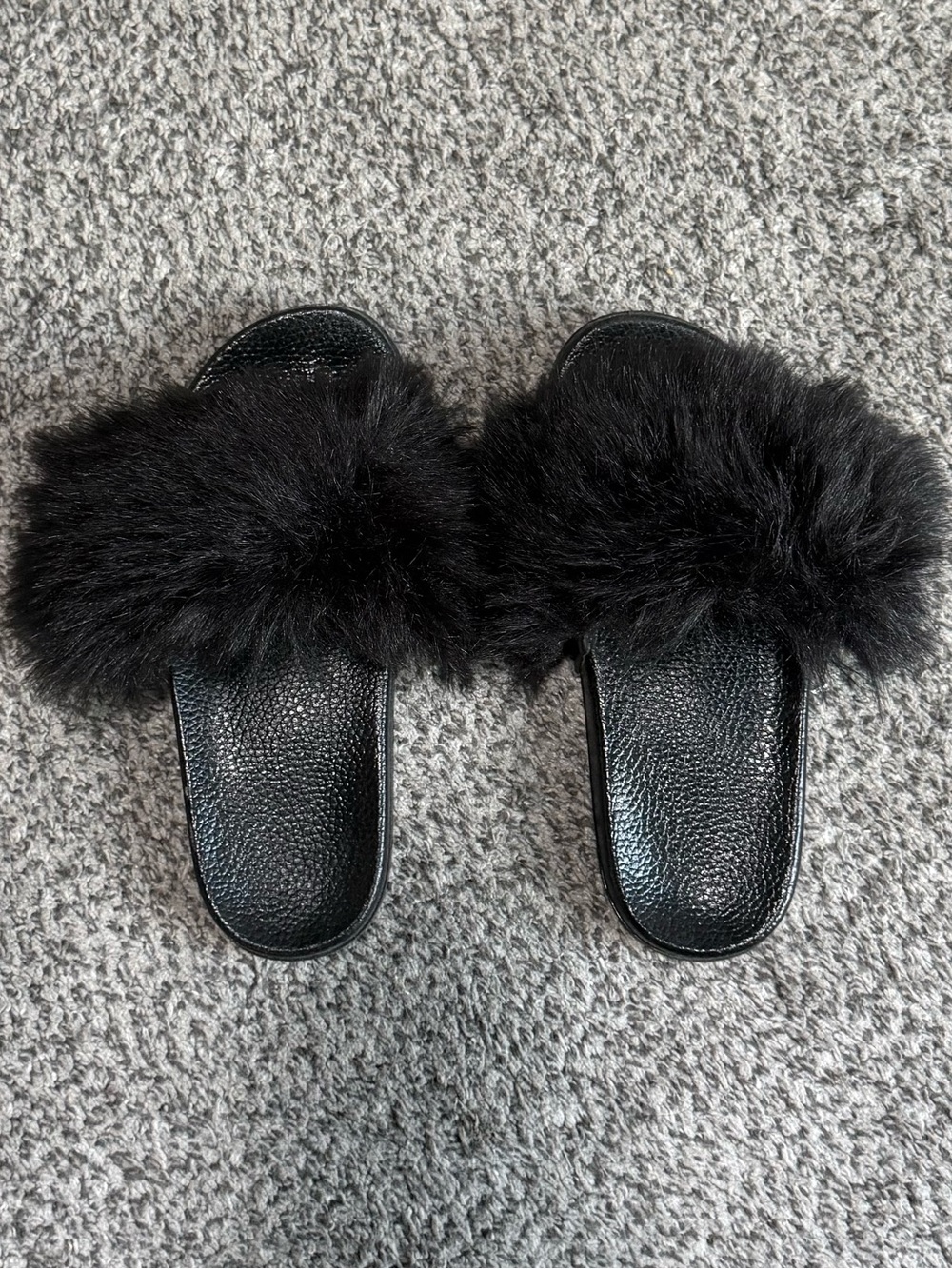 Women’s fluffy slippers